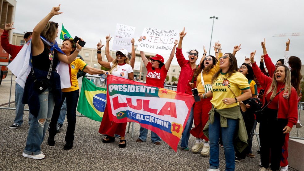 Apoiadores de Lula (PT) se reúnem para votar em seção eleitoral de Lisboa, capital de Portugal, no dia 25 de outubro de 2026 — Foto: Filipe Amorim/AFP