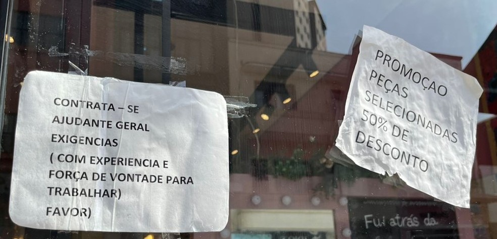 Anúncio de vaga na rua José Paulino, Bom Retiro — Foto: Paola Patriarca/g1