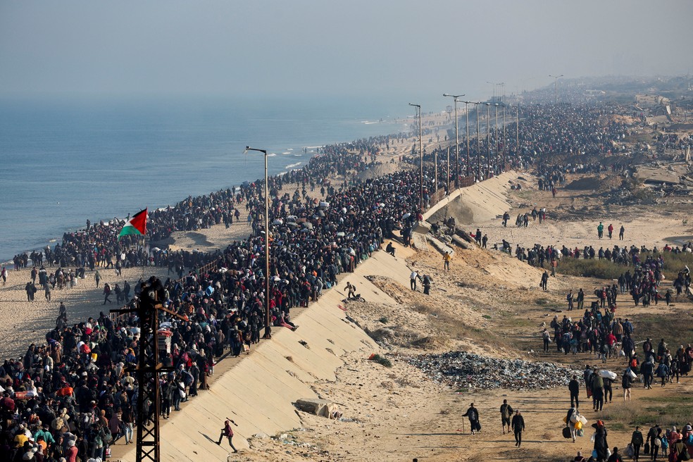 Milhares de palestinos retornam ao norte da Faixa de Gaza em 27 de janeiro de 2025. — Foto: REUTERS/Ramadan Abed