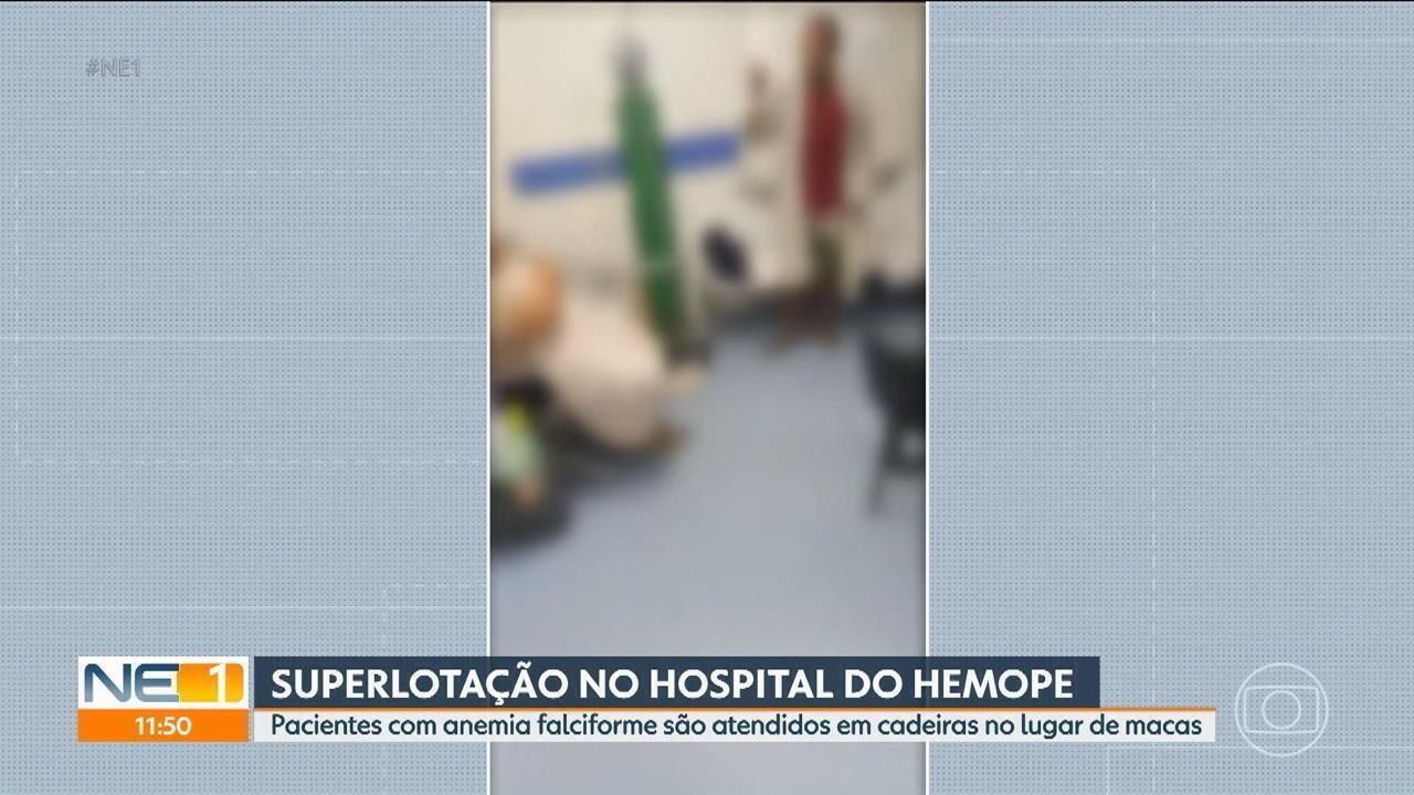 Deitados em cadeiras e macas no corredor, pacientes gemem de dor ...