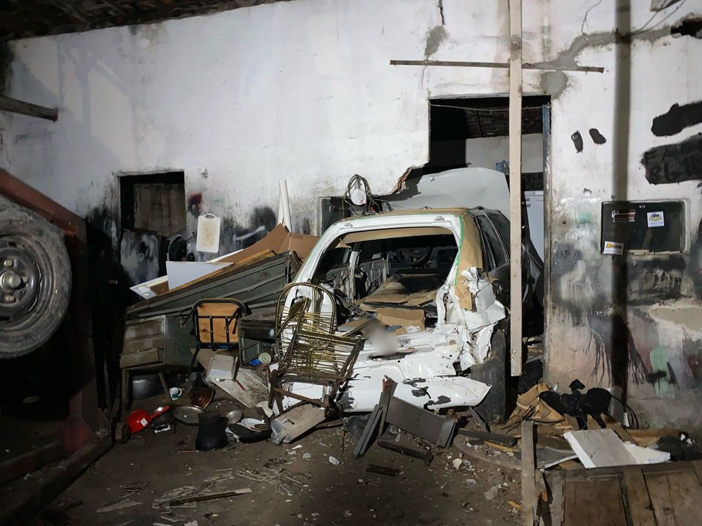 Caminhão atingiu carros que estavam na oficina — Foto: Thay Alves/TV Cabo Branco