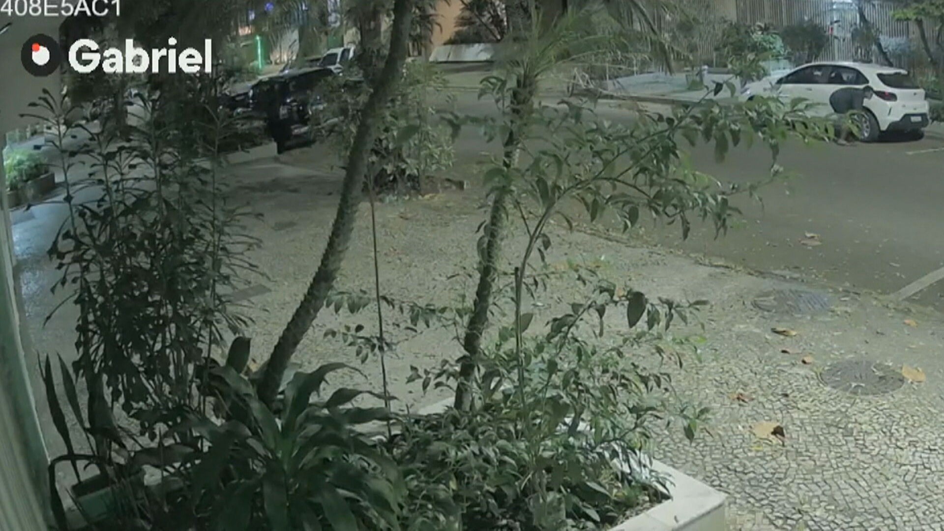 VÍDEO: homem furta rodas de carro estacionado em Ipanema e deixa veículo apoiado sobre tijolos e pedaços de madeira