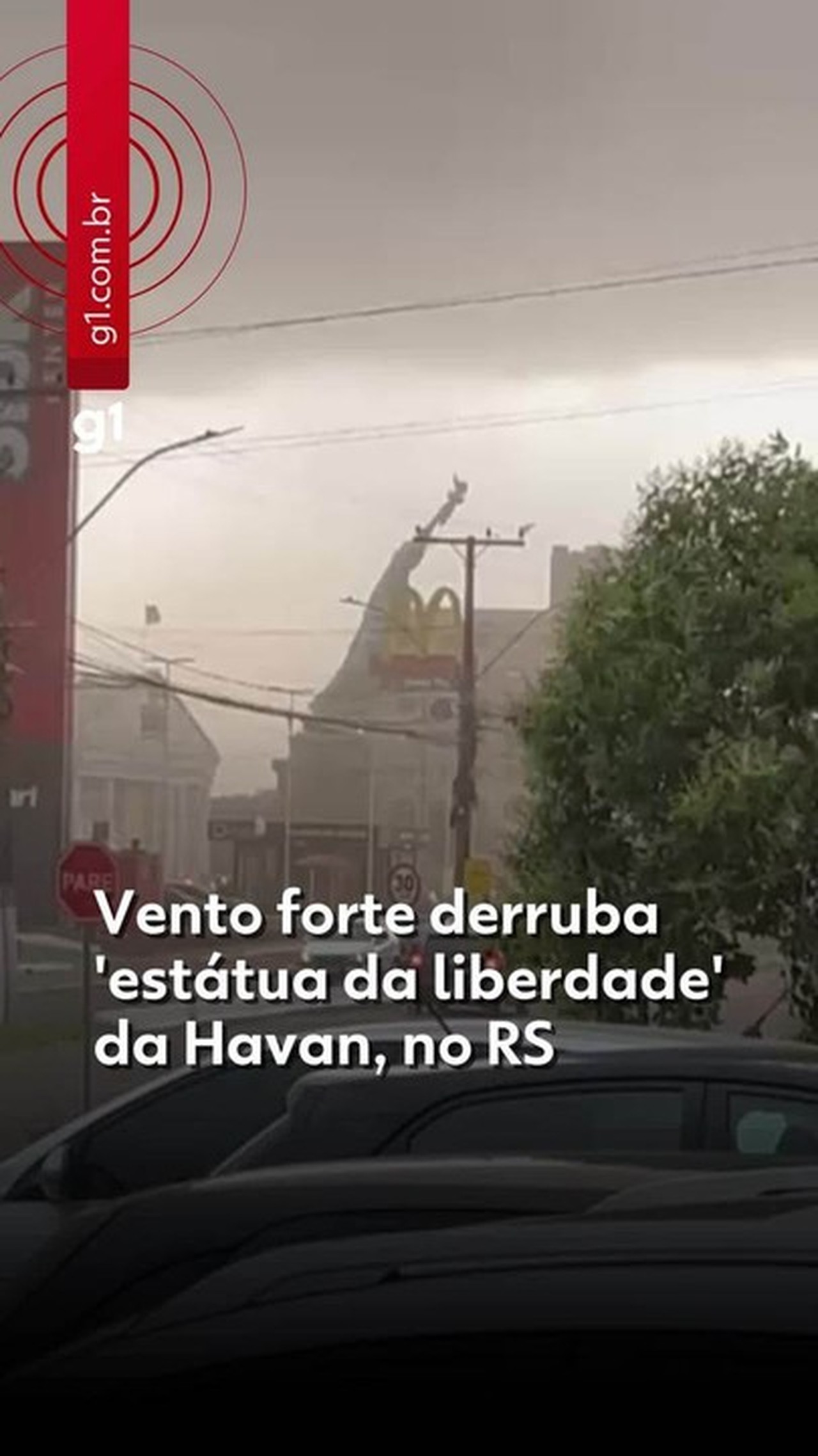 VÍDEO: estátua da Havan desaba durante temporal no RS