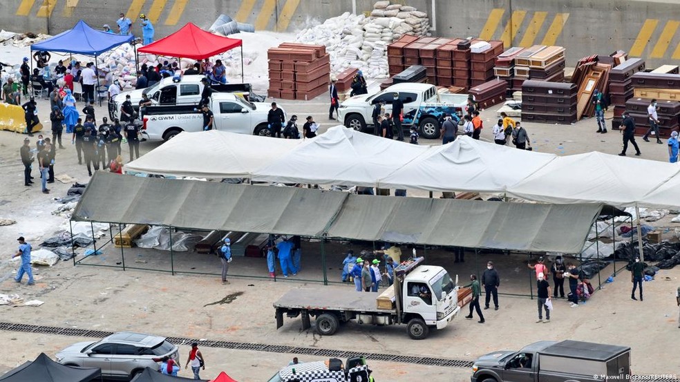 Tenda foi improvisada para os m&eacute;dicos legistas no porto &mdash; Foto: Maxwell Briceno/REUTERS