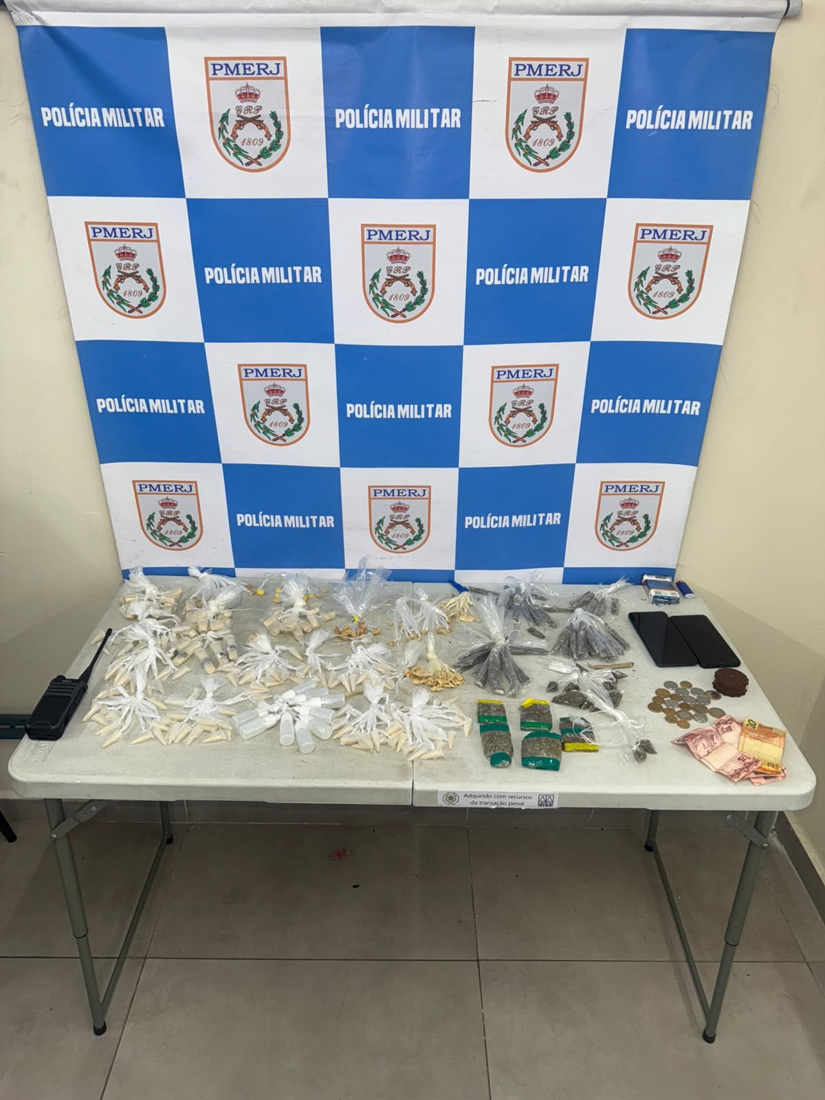 Jovem é preso por suspeita de tráfico de drogas em Volta Redonda