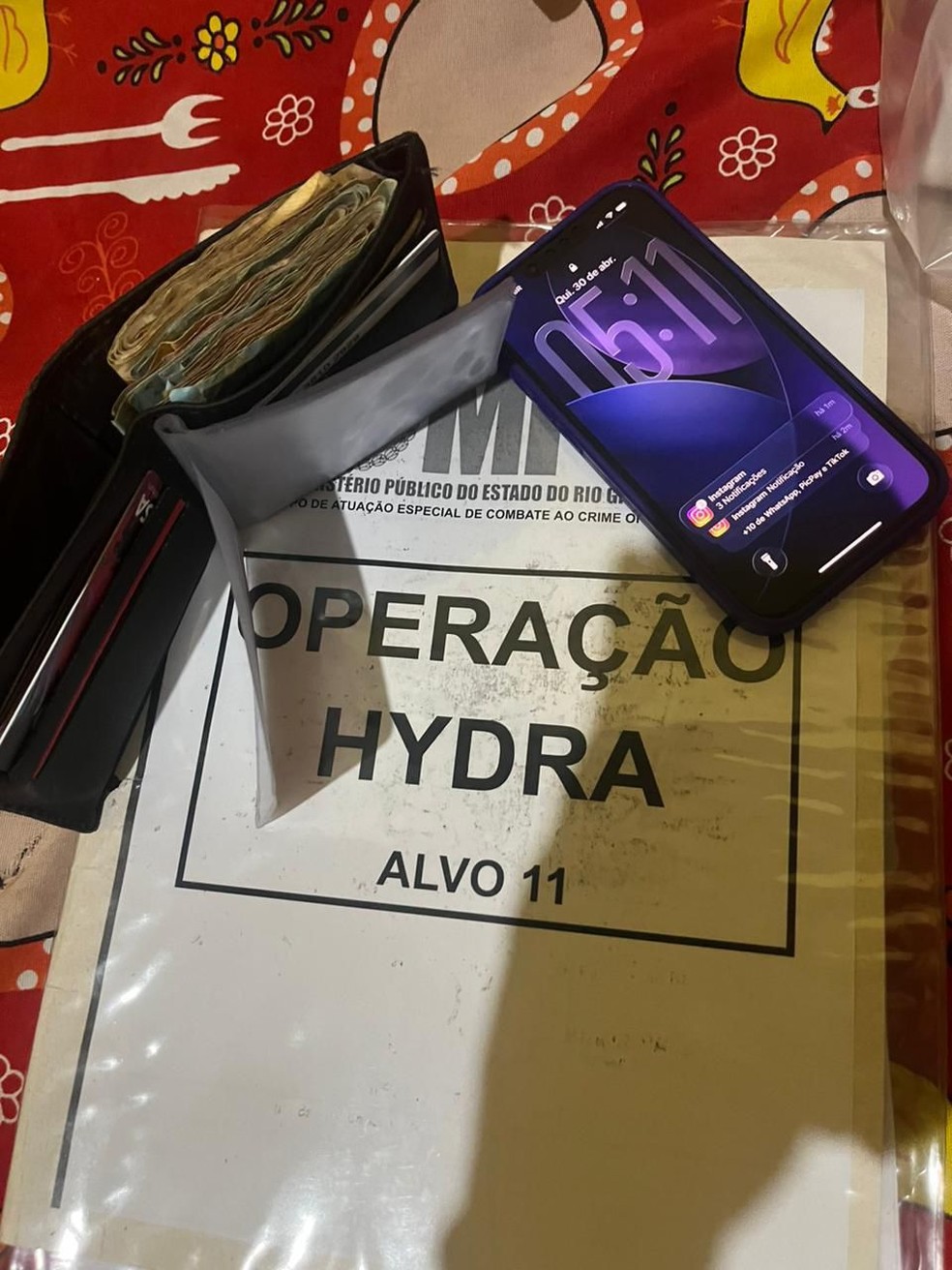 Dinheiro e celular apreendidos durante a Operação Hydra no RN — Foto: MPRN/Divulgação
