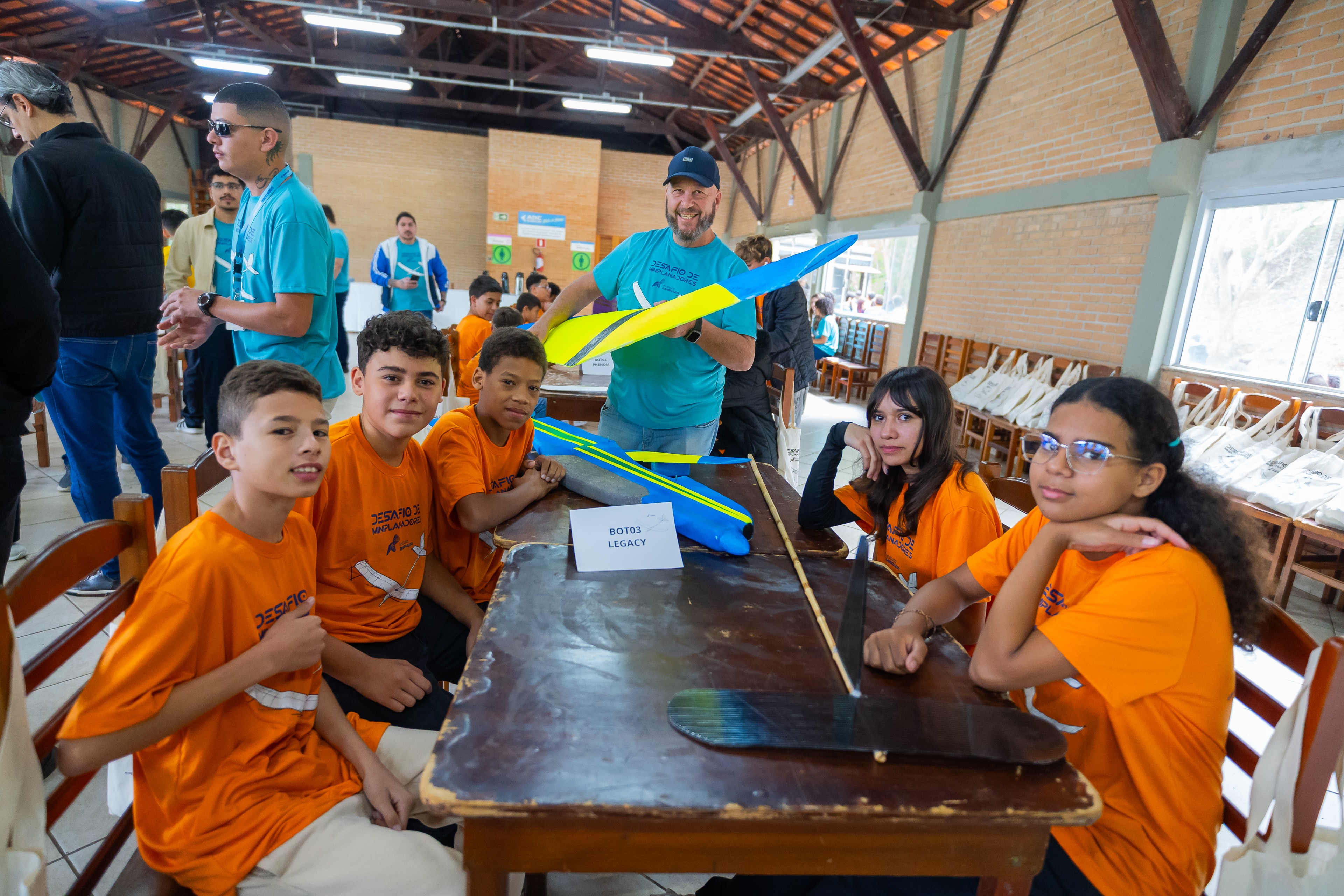Alunos de escolas públicas participam de desafio de miniplanadores em São José dos Campos