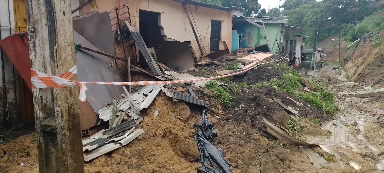 Após mortes, deslizamentos de barreiras e alagamentos, chuva forte deve continuar no Grande Recife, indica previsão do tempo