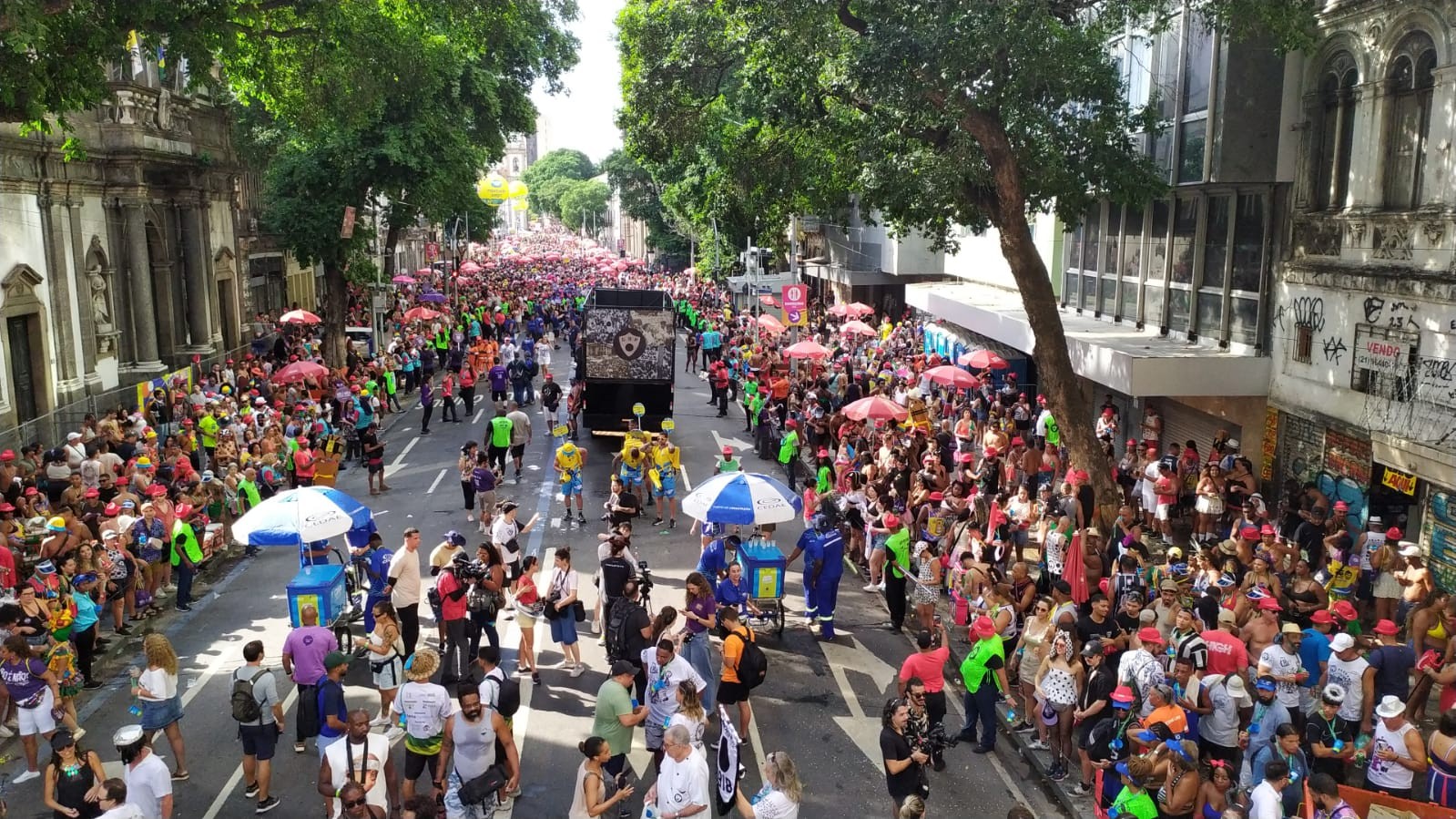 Cordão da Bola Preta leva foliões para as ruas do Centro do Rio