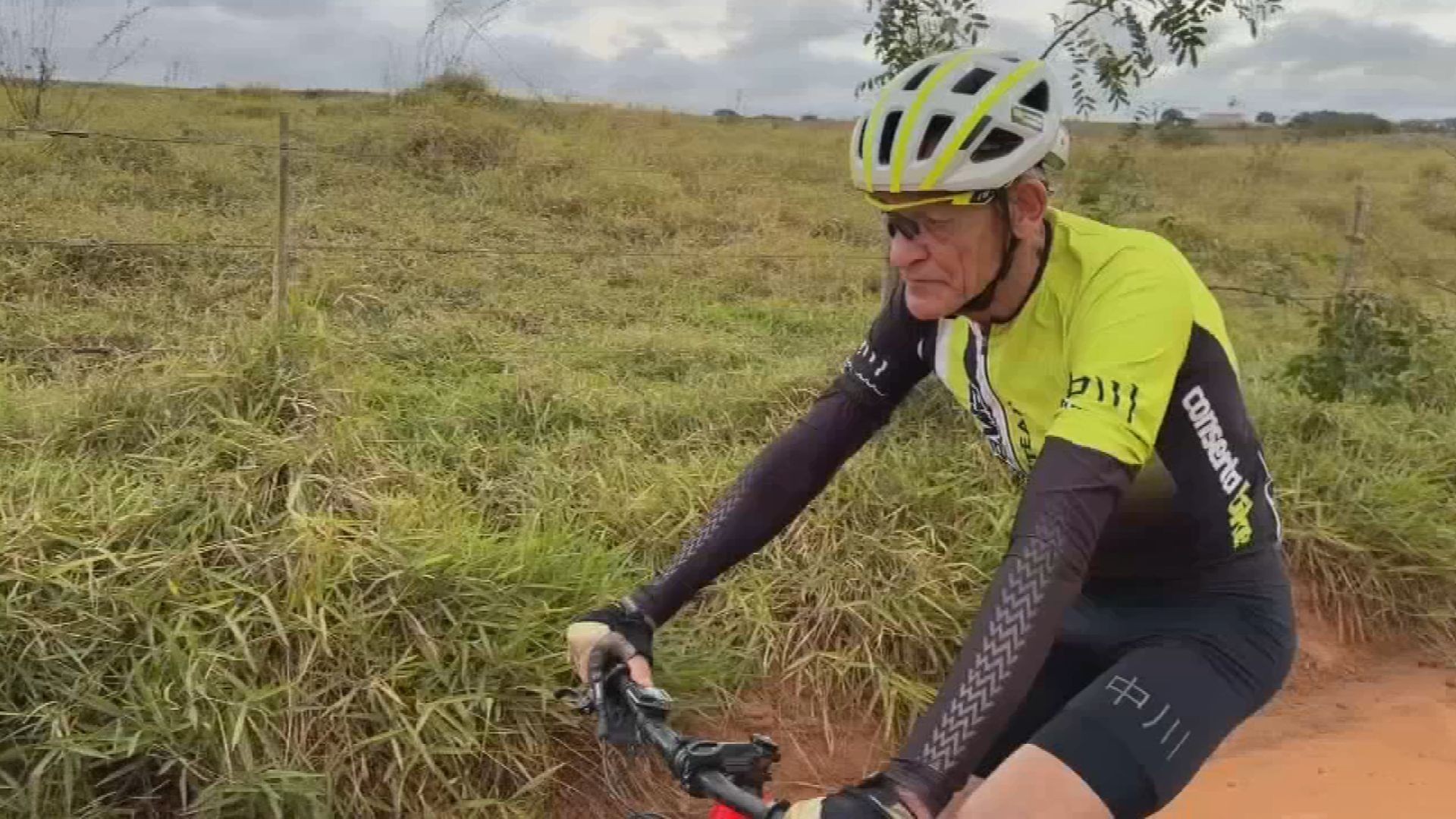 Aos 69 anos, marceneiro coleciona medalhas em provas de ciclismo: 'Não tem limite para o esporte'