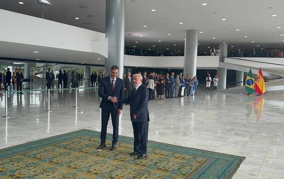 O primeiro-ministro Espanha, Pedro Sánchez, e Lula se cumprimentam no Palácio do Planalto — Foto: Guilherme Mazui/g1