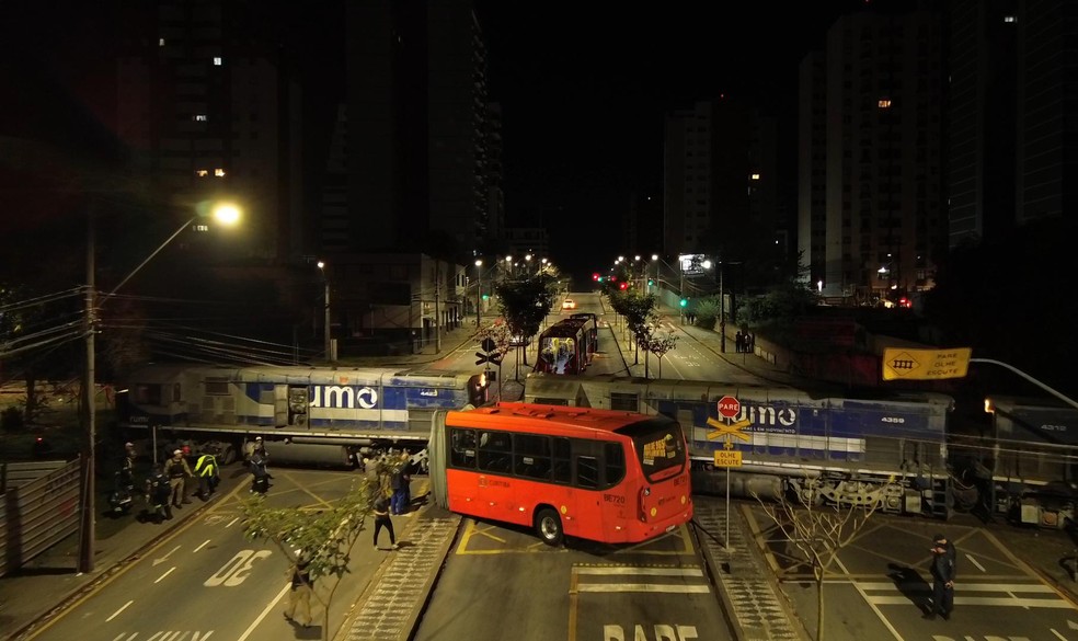 Ônibus biarticulado parte ao meio após colisão com trem em Curitiba — Foto: Tony Mattoso/RPC