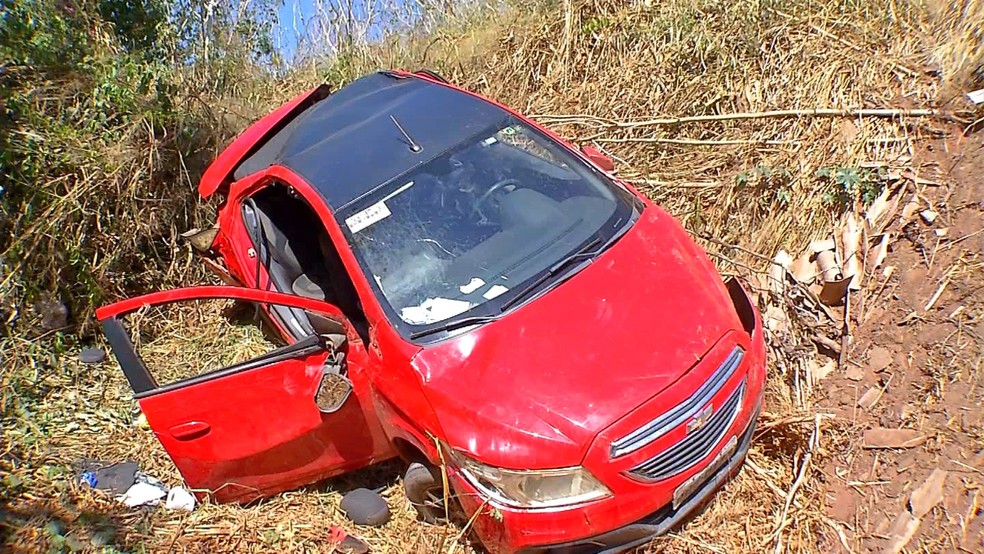 Quatro pessoas estavam no veículo. Uma delas morreu e as outras foram encaminhas ao hospital — Foto: Reprodução