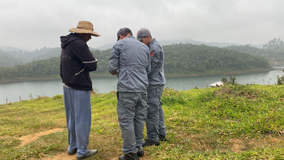Bombeiros iniciaram a procura ao helicóptero por terra — Foto: Rauston Naves/TV Vanguarda
