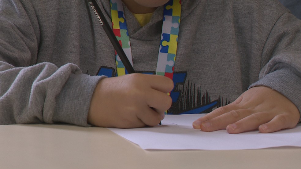 Criança atendida em abrigo durante cheias em Porto Alegre — Foto: Reprodução/RBS TV