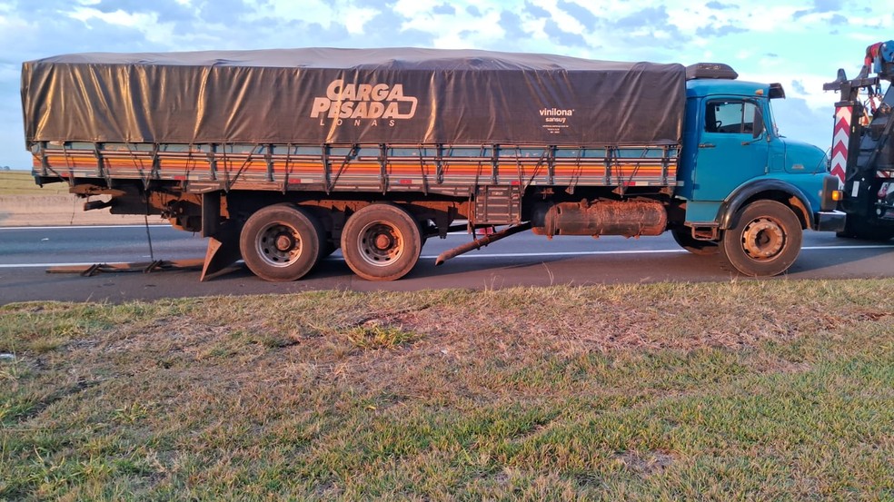 Colisão entre dois caminhões deixa rapaz gravemente ferido na SP-270, em Caiuá (SP) — Foto: Polícia Rodoviária