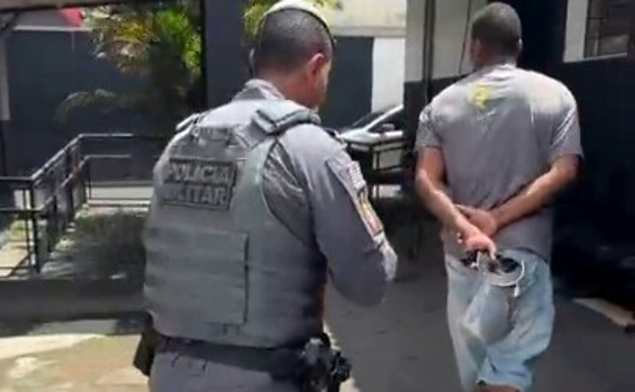 Homem é preso após briga com companheira dentro de ônibus em Itaquaquecetuba