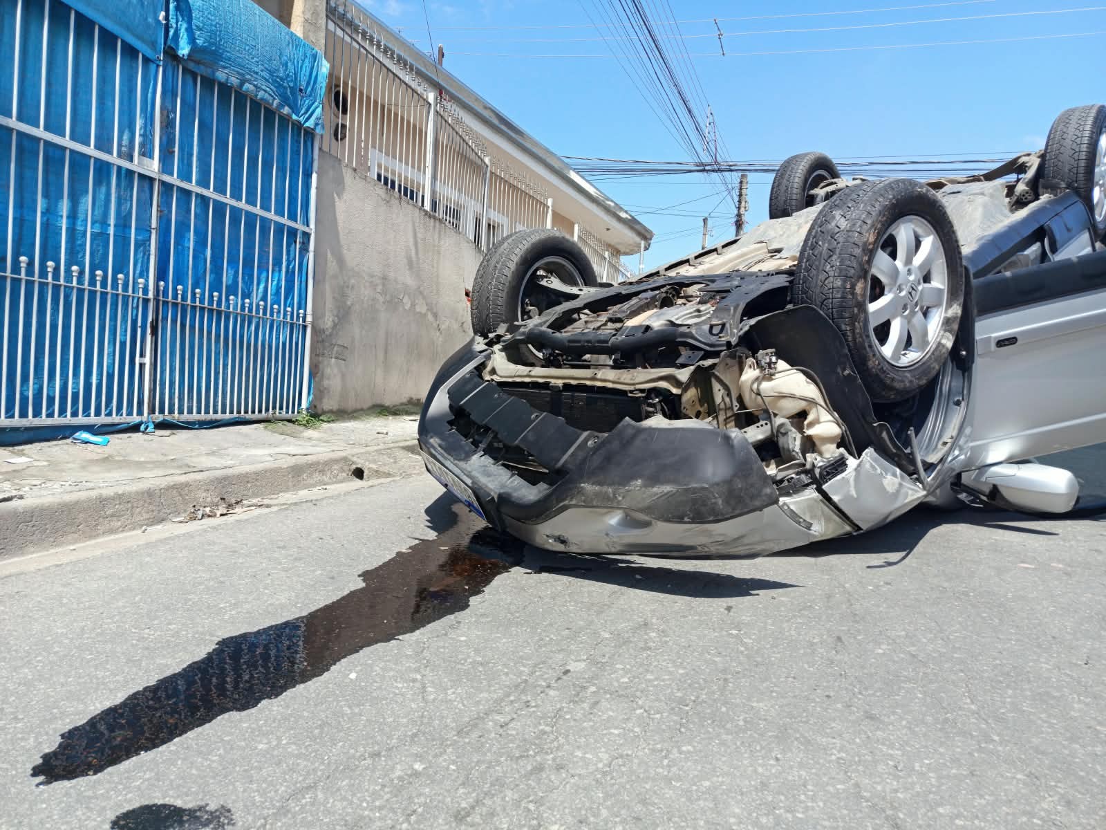 Mulher confunde pedal de freio com acelerador e capota caminhonete em Santa Isabel