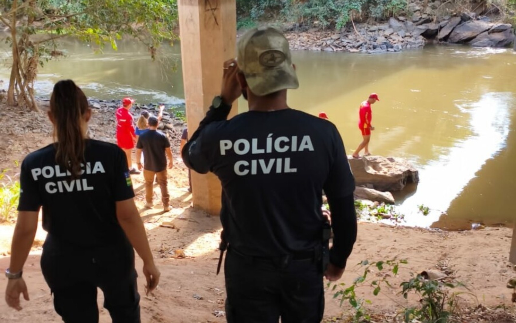 Corpo é encontrado dentro de caminhão caído em rio, e polícia suspeita que seja de motorista desaparecido após sair para atender cliente
