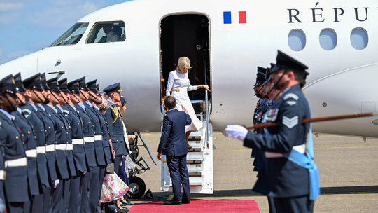 Vídeo: Primeira-dama ignora ajuda de Macron ao desembarcar no Reino Unido 