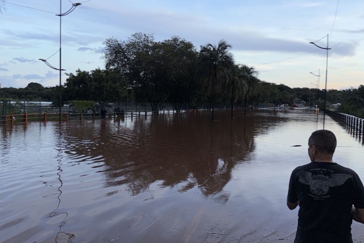 VÍDEO: chuva transforma ruas em rios e vias ficam intransitáveis em Campo Grande