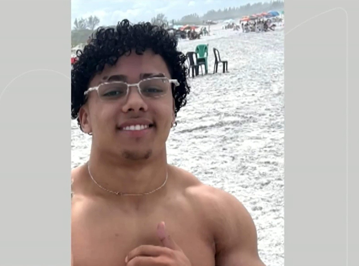 Parente encontra short na areia da praia de jovem de 18 anos que desapareceu no mar em Arraial do Cabo