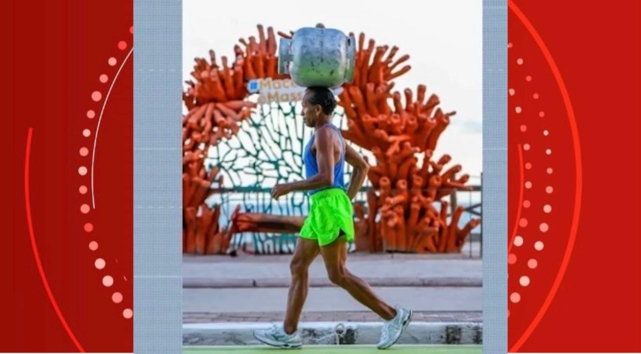 Homem viraliza ao correr com botijão de gás na cabeça pela orla de Maceió