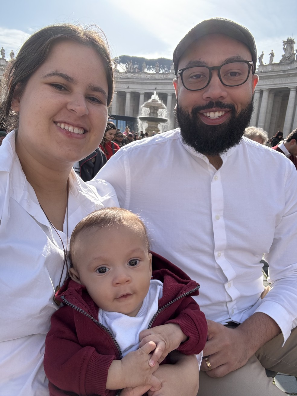 Vestido de papa, bebê brasileiro recebe bênção de Leão XIV no Vaticano — Foto: Matheus Bortone