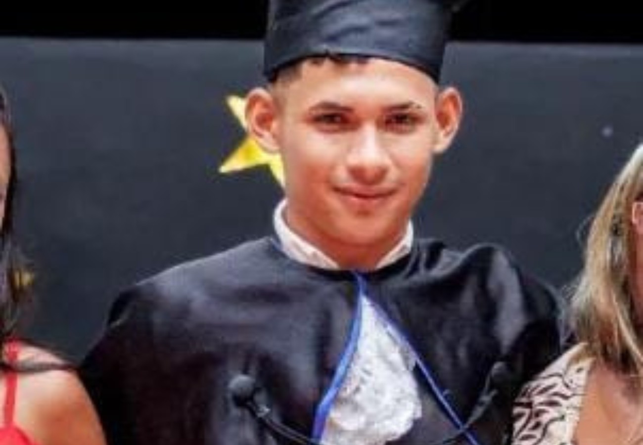 Jovem cai de moto, tenta se levantar e morre atropelado por caminhonete, diz polícia