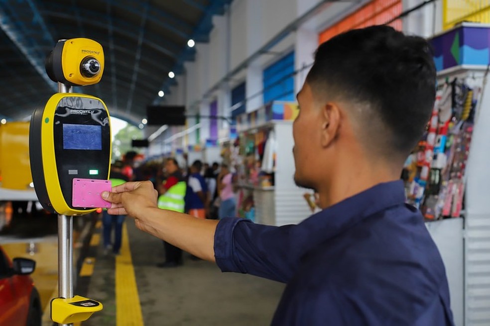 Passagem de ônibus em Manaus — Foto: Semcom