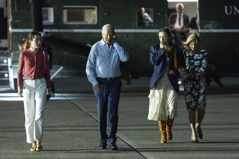 O presidente dos EUA, Joe Biden, fala ao telefone acompanhado das netas, Natalie Biden e Finnegan Biden, e da esposa, a primeira-dama Jill Biden, em Camp David, em 30 de junho de 2024. — Foto: Evan Vucci/ AP