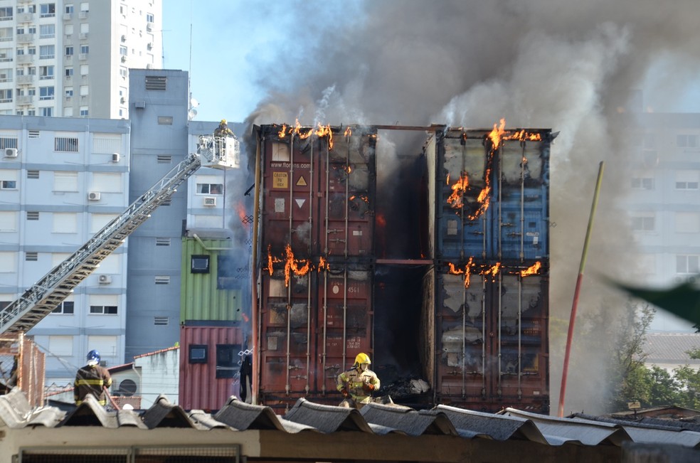 Incêndio atinge contêineres em Porto Alegre — Foto: Suzana Pires