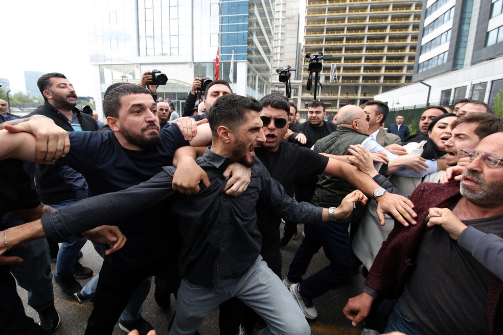 Apoiadores de Kemal Kilicdaroglu, ex-presidente do Partido Republicano do Povo (CHP) reintegrado por decisão judicial, entram em confronto com apoiadores do ex-presidente do partido, Ozgur Ozel, ao tentarem entrar na sede do partido em Ancara — Foto: REUTERS/Efekan Akyuz