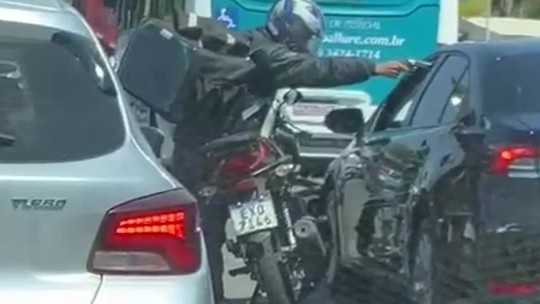 Motociclista aperta gatilho, mas arma falha em assalto em BH; vídeo - Programa: G1 MG 