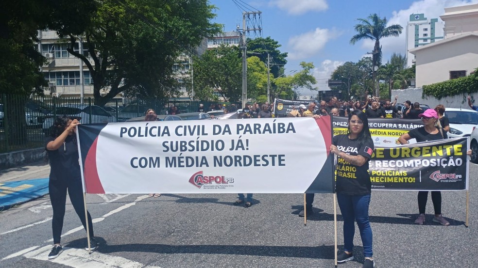Representantes da Polícia Militar, Civil e Penal protestam por melhorias — Foto: Ewerton Correia/TV Cabo Branco