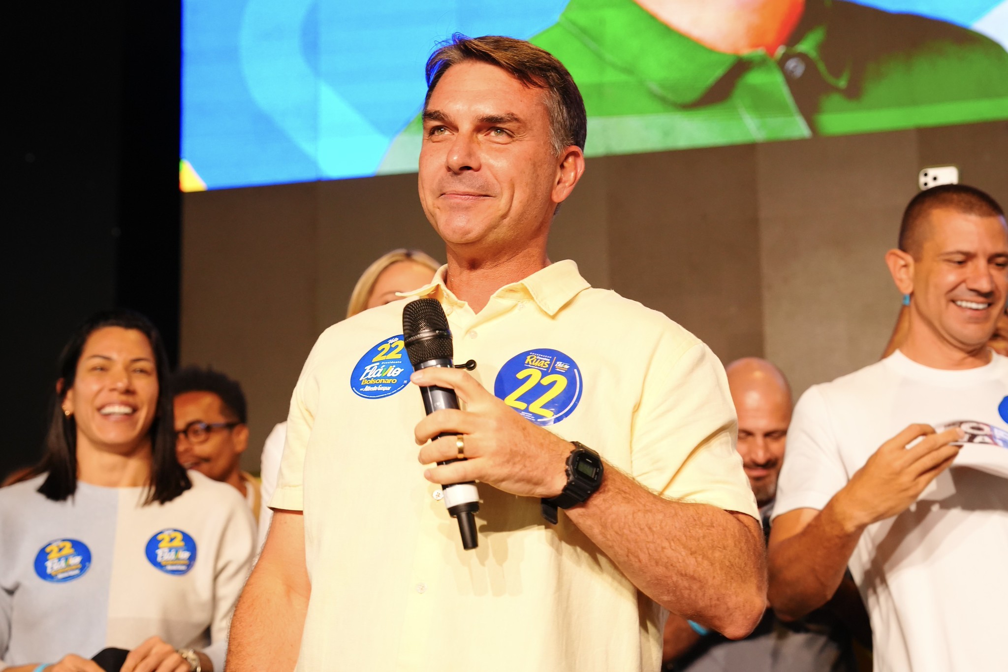 Câmara de Salvador aprova mudança de sede para homenagear Flávio Bolsonaro no Farol da Barra