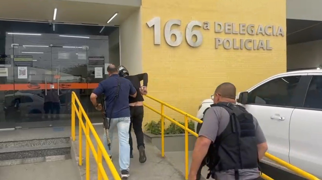 Jovem é preso por fazer manobras perigosas com moto sem placa em Angra dos Reis 
