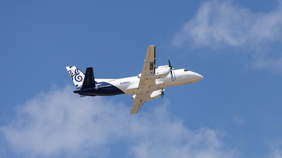 Versão modificada da aeronave Saab 340 fez primeiro voo em alta altitude com propulsão híbrida-elétrica — Foto: Divulgação/GE Aerospace