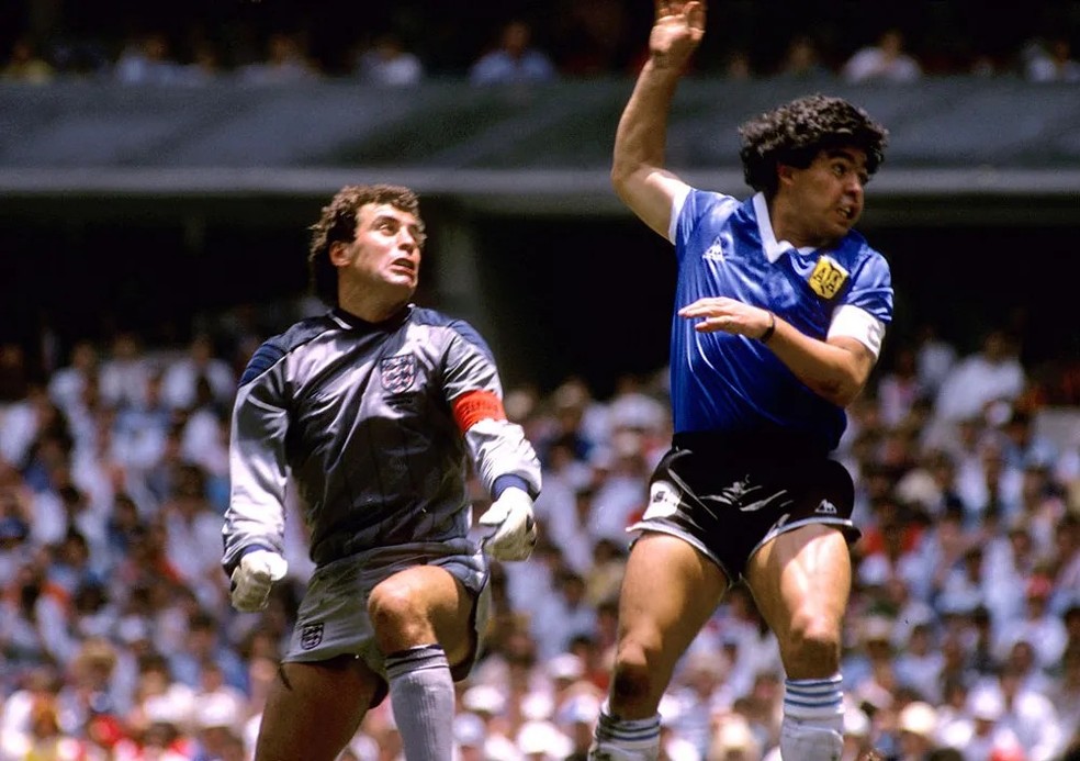 Maradona marca o gol com a "Mão de Deus" na classificação da Argentina sobre a Inglaterra na Copa de 1986. Registro inspirou o fotógrafo santista. — Foto: Getty Images