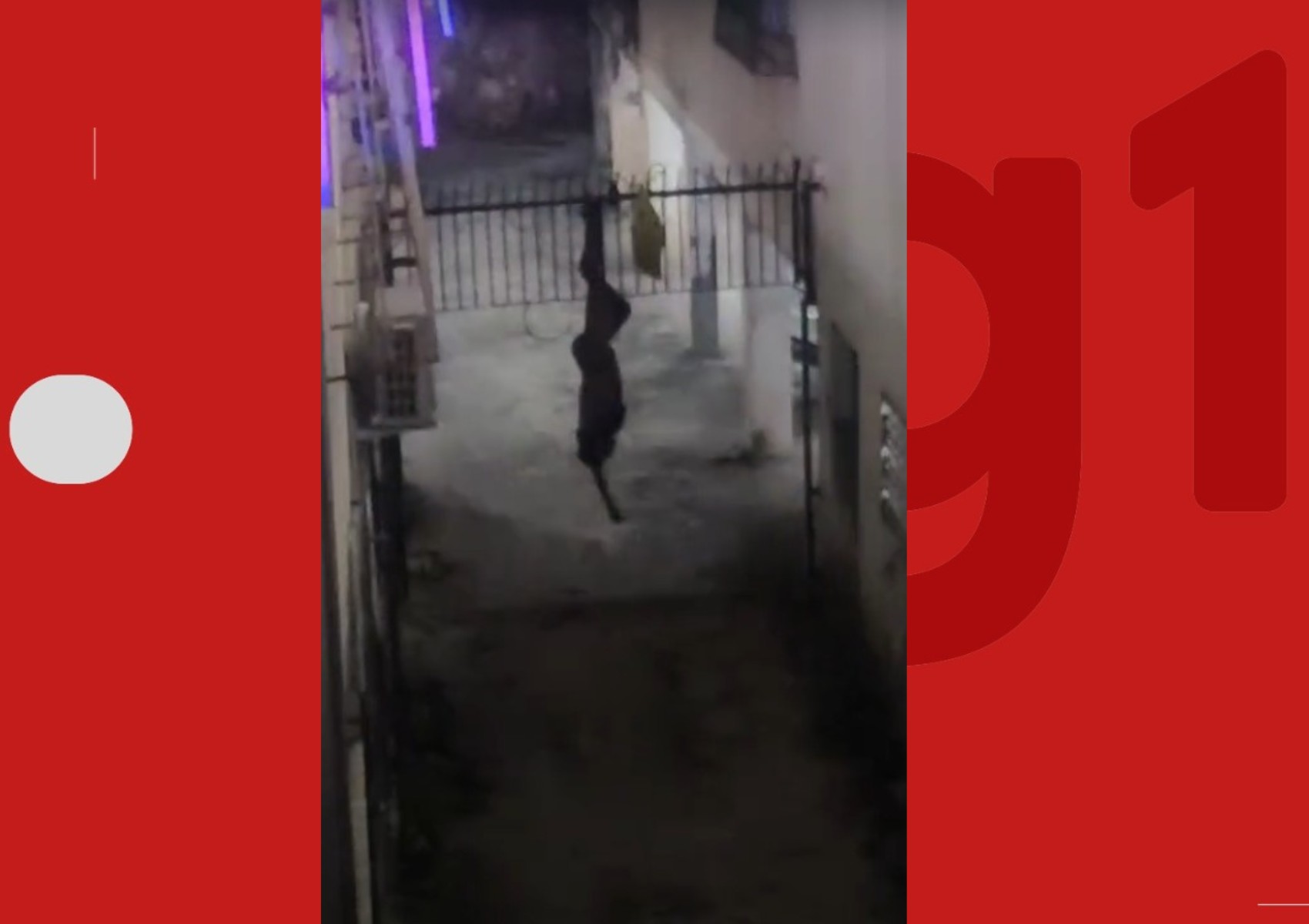 Homem suspeito de invadir prédio fica preso na grade do imóvel em bairro nobre de Salvador 