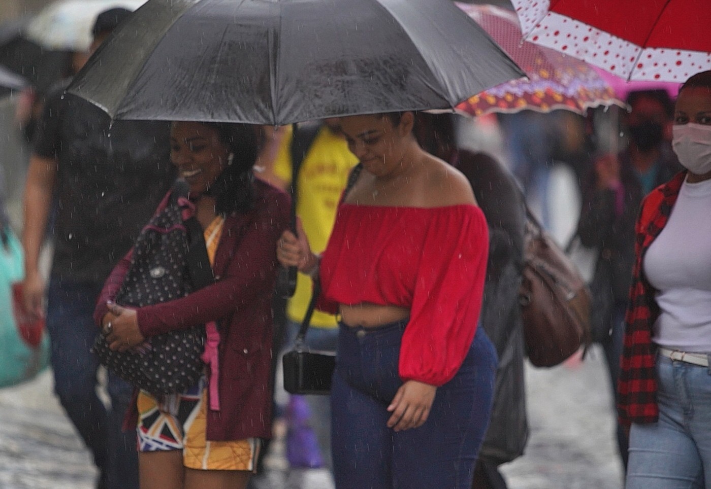 Moda verão 2023 terá cor que já é febre, minissaia, bermuda jeans e  acessório controverso, Mulher Moda