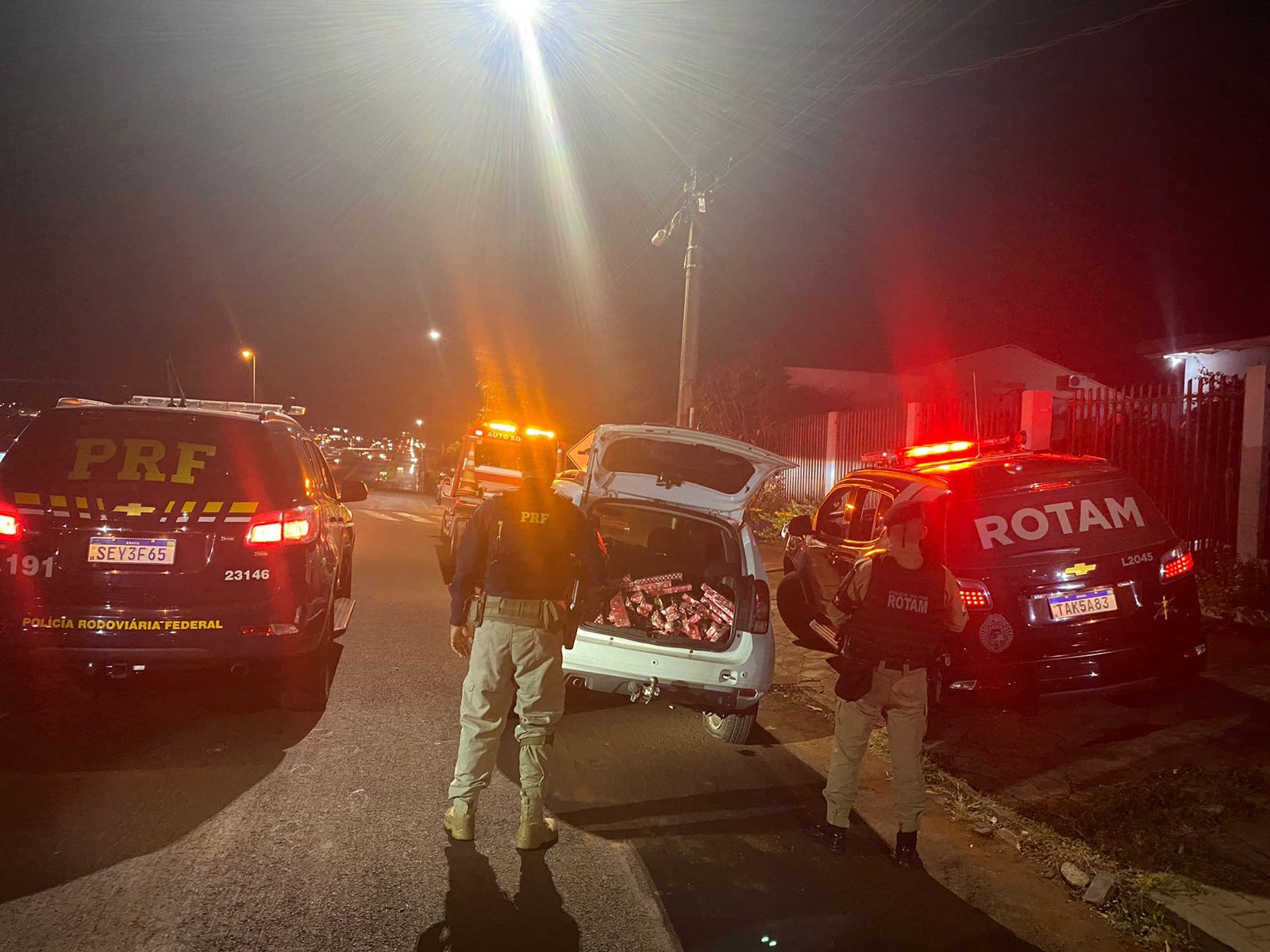 VÍDEO: suspeitos jogam óleo e caixas com drogas em viatura durante perseguição policial na BR-277, no Paraná
