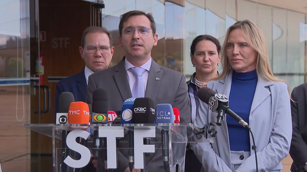 Presidente do BRB, Nelson Souza, advogado-geral da União, Flávio Roman, e governadora do DF, Celina Leão; GDF e União fecham acordo para viabilizar socorro bilionário ao BRB — Foto: TV Globo