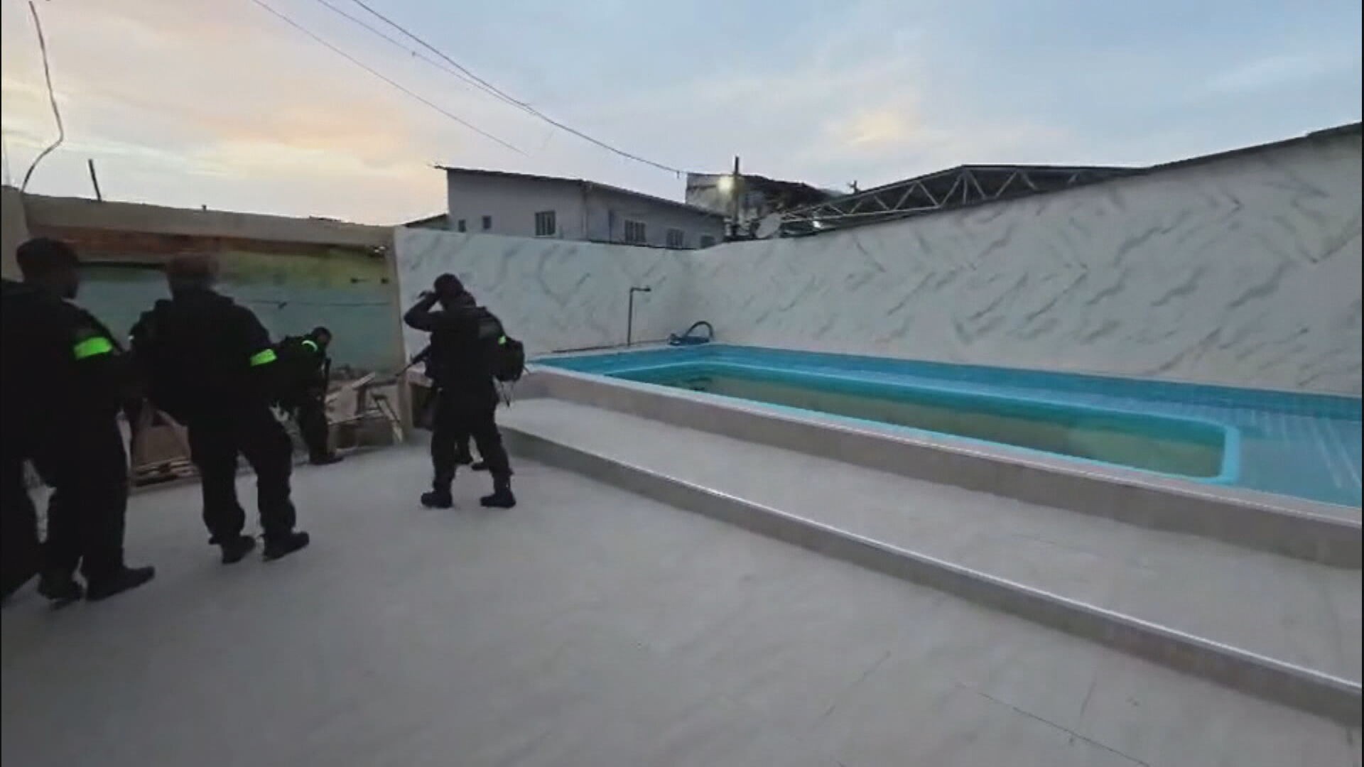 Polícia faz operação contra quadrilha de roubo de carros e cargas e mira integrantes de facção criminosa na Zona Oeste do Rio