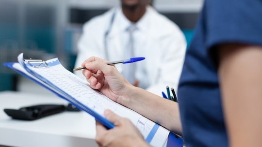 Planos de saúde devem informar por escrito o motivo de negativas de cobertura, determina nova regra da ANS - Além da obrigatoriedade de justificativas formais, as novas regras preveem prazos definidos para respostas, atendimento digital 24 horas e mais transparência no relacionamento com o consumidor.