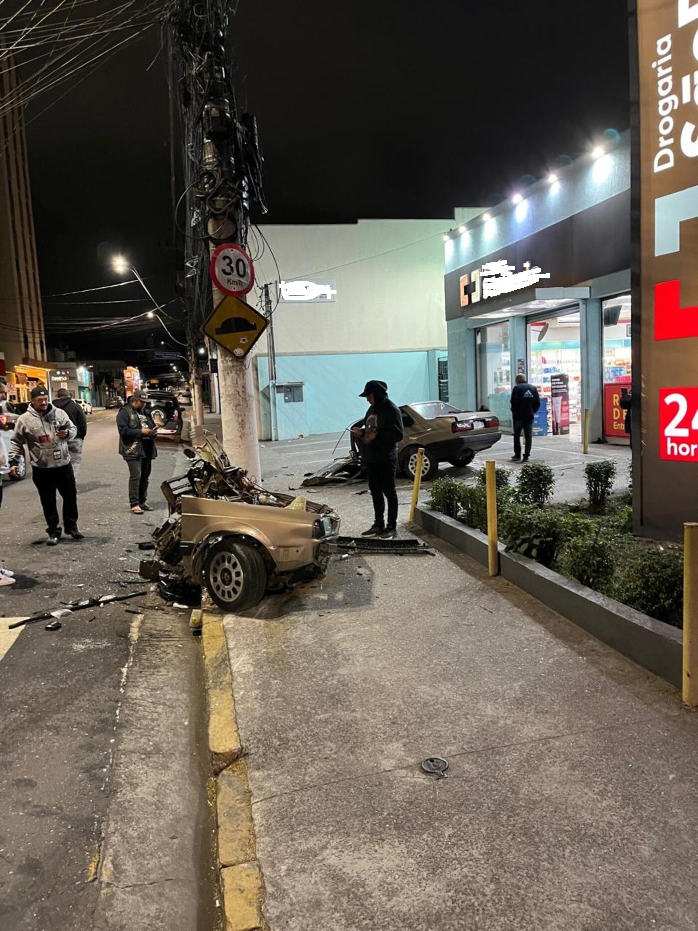 Carro parte ao meio após batida em Suzano