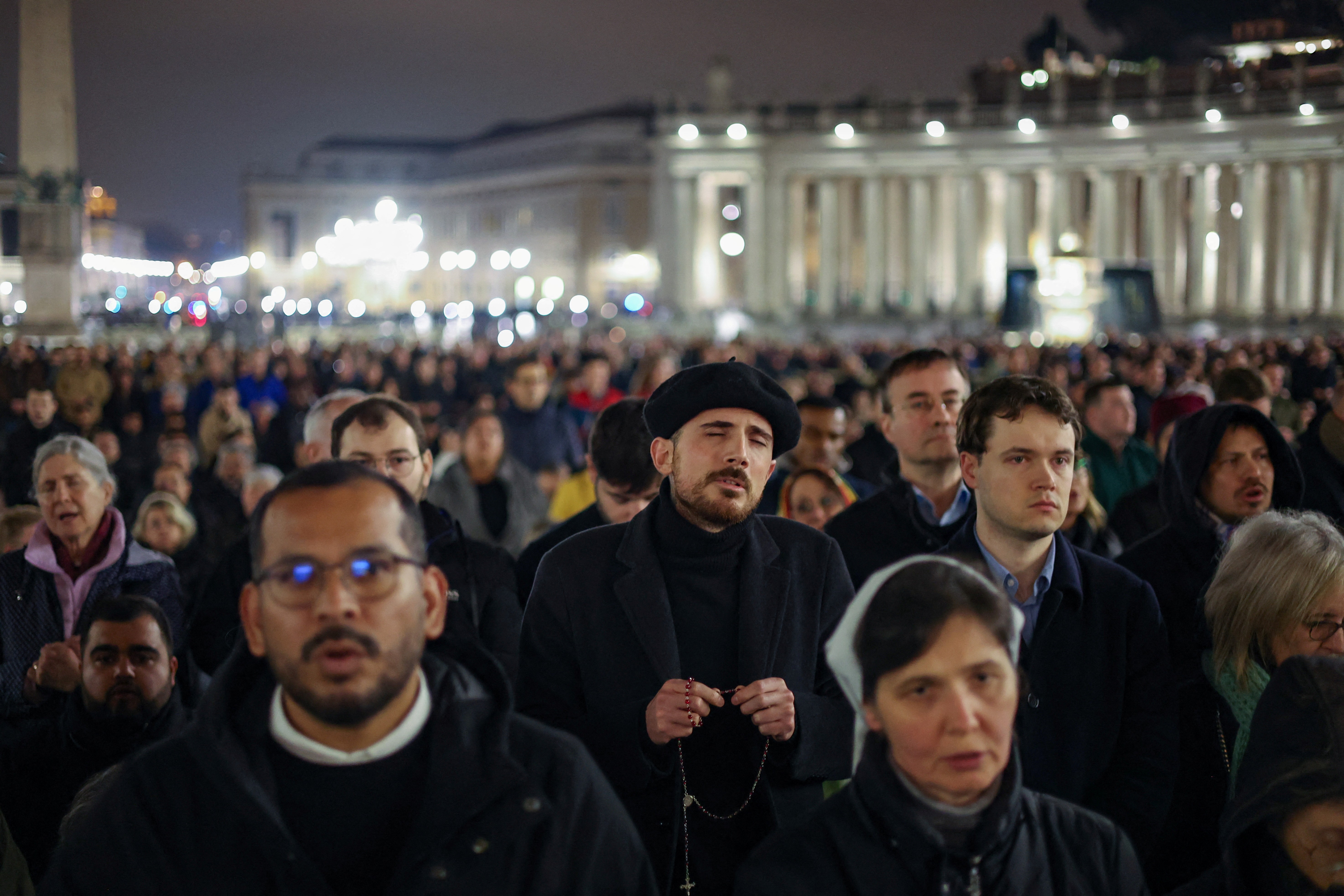 VÍDEO: Fiéis se reúnem no Vaticano em vigília pela saúde do Papa Francisco