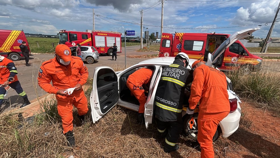 Uma das vítimas ficou presa dentro do carro e foi retirada por militares do Corpo de Bombeiros de MT — Foto: Rafael Silva