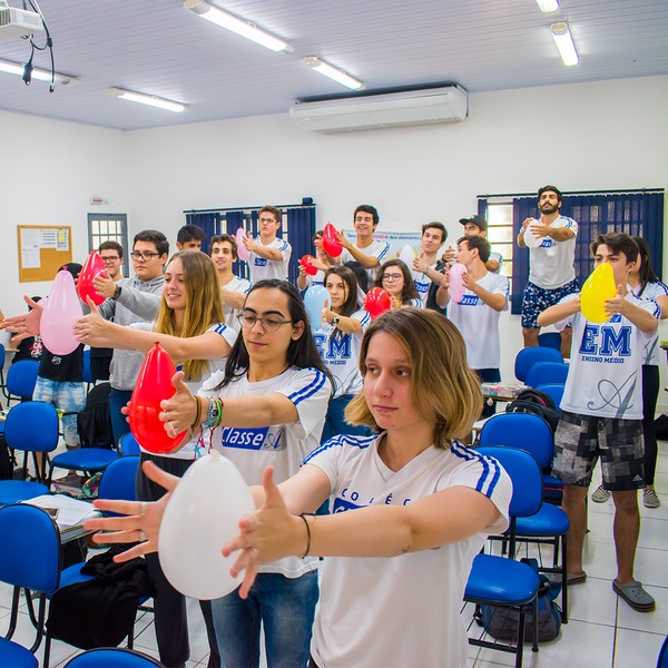 G1 - Sem quadra, professora de educação física usa Kinect na sala