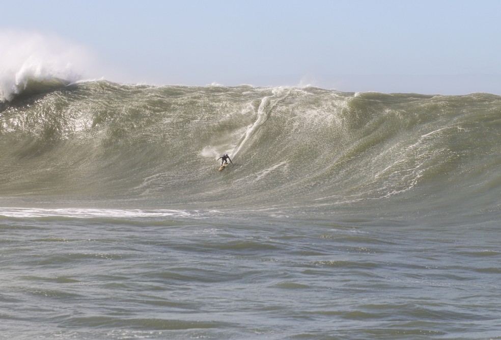 Lucas Chumbo surfou na Laje da Jagua, conhecida como Nazaré brasileira, em 30 de julho — Foto: Gabriel Gomes